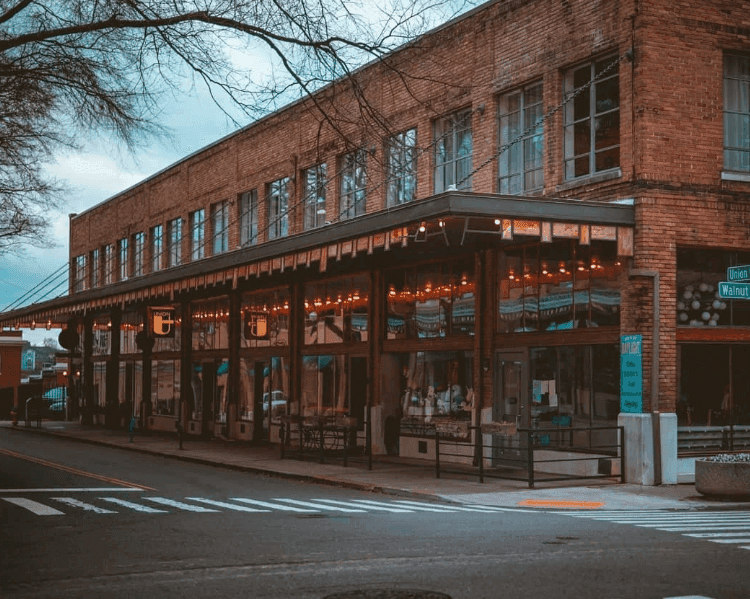 Who Pays for Exterior Cleaning in a Triple-Net (NNN) Lease?