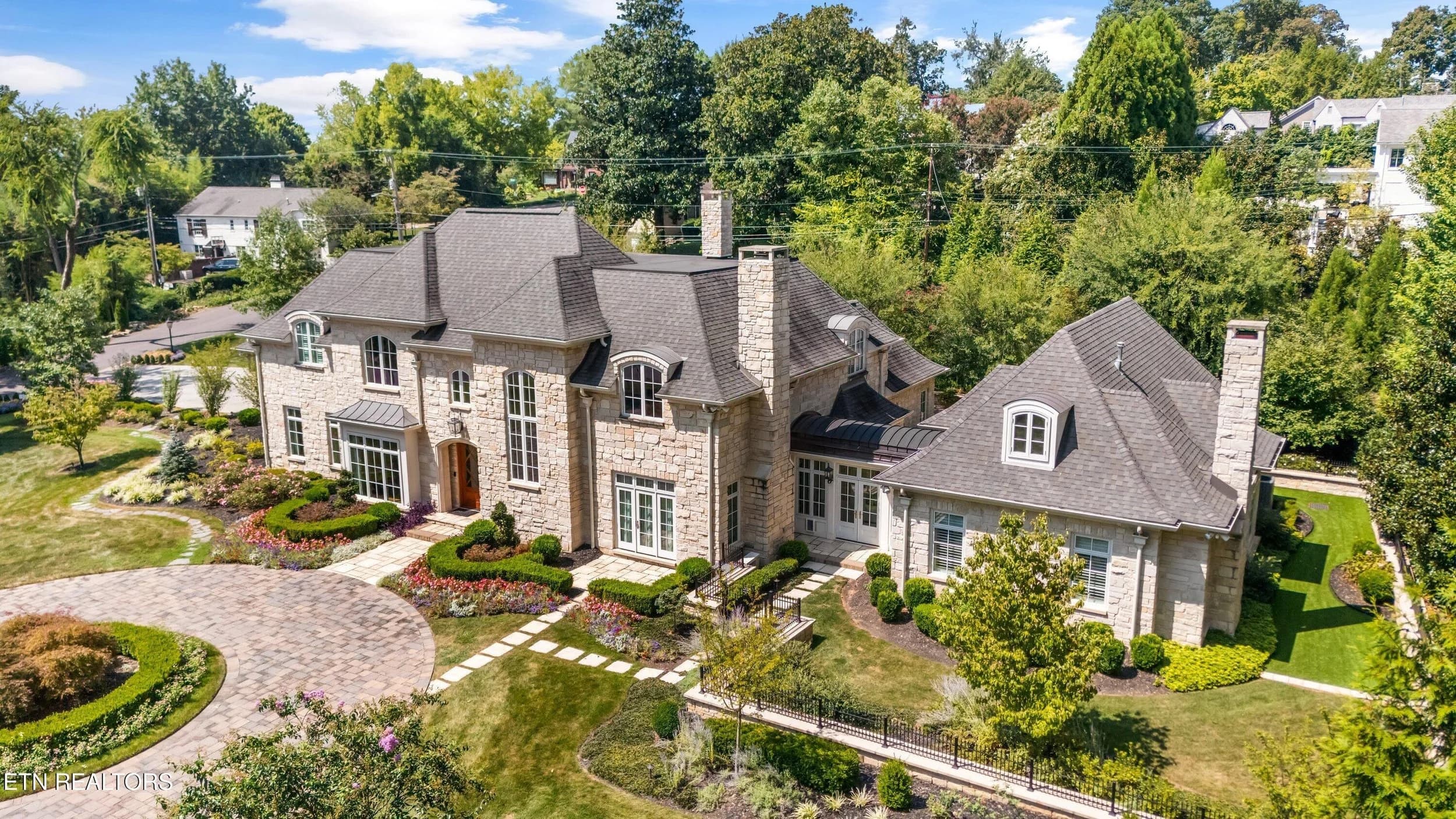 Roof Cleaning in Sequoyah Hills, Knoxville TN | Soft‑Wash Roof Cleaning Service